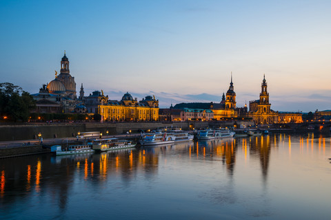 Deutschland, Sachsen, Dresden, Blick auf Akademie der Bildenden Künste, Brühlsche Terrasse, Sekundogenitur, Hausmannsturm, Haus der Stände, Dresdner Kathedrale, Semperoper und Augustusbrücke mit Elbufer am Abend, lizenzfreies Stockfoto