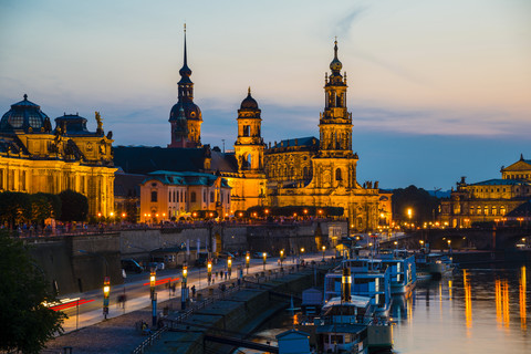 Deutschland, Sachsen, Dresden, Blick auf Brühlsche Terrasse, Sekundogenitur, Hausmannsturm, Haus der Stände, Dresdner Kathedrale, Semperoper und Augustusbrücke mit Elbufer am Abend, lizenzfreies Stockfoto