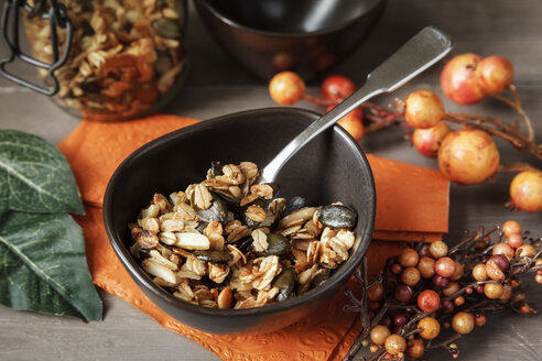 Knuspriges Granola mit Hafer, Kürbiskernen und Mandelsplittern - EVGF000895