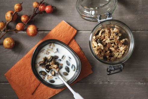 Knuspriges Granola mit Hafer, Kürbiskernen und Mandelsplittern - EVGF000896