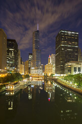 USA, Illinois, Chicago, Hochhäuser, Trump Tower am Chicago River bei Nacht - FO006985