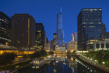 USA, Illinois, Chicago, Hochhäuser, Trump Tower am Chicago River in den Abendstunden - FOF006986