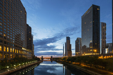 USA, Illinois, Chicago, Hochhäuser am Chicago River in den Abendstunden - FOF006964