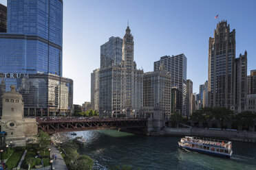 USA, Illinois, Chicago, Tourboat on Chicago River - FO006967