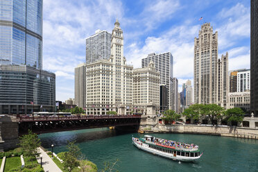 USA, Illinois, Chicago, Tourboat on Chicago River - FO006968