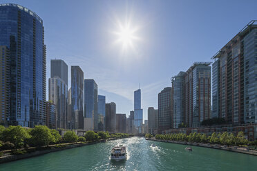 USA, Illinois, Chicago, Ausflugsboot auf dem Chicago River - FOF006972