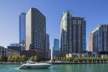 USA, Illinois, Chicago, Jacht auf dem Chicago River - FO006974