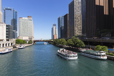 USA, Illinois, Chicago, Ausflugsschiffe auf dem Chicago River - FO006975