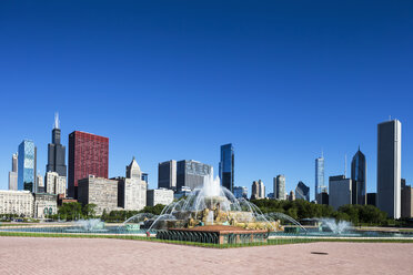 USA, Illinois, Chicago, Millennium Park with Buckingham Fountain - FOF007075