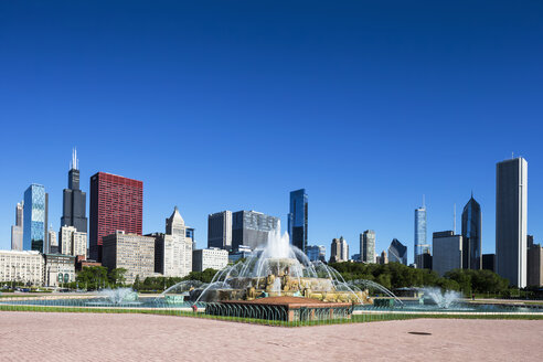 USA, Illinois, Chicago, Millennium Park mit Buckingham-Brunnen - FOF007075