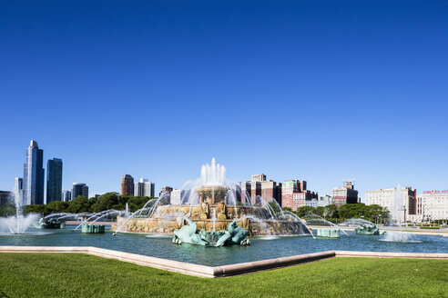 USA, Illinois, Chicago, Millennium Park with Buckingham Fountain - FOF007076