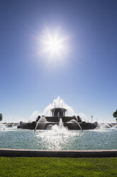 USA, Illinois, Chicago, Buckingham Fountain against the sun - FOF007077