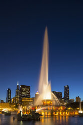 USA, Illinois, Chicago, Millennium Park mit Buckingham-Brunnen bei Nacht - FOF007078