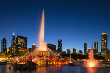 USA, Illinois, Chicago, Millennium Park mit Buckingham-Brunnen bei Nacht - FOF007079