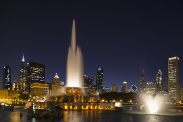 USA, Illinois, Chicago, Millennium Park mit Buckingham-Brunnen bei Nacht - FO007080
