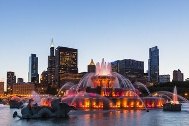 USA, Illinois, Chicago, Millennium Park mit Buckingham-Brunnen am Abend - FOF007086