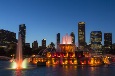 USA, Illinois, Chicago, Millennium Park mit Buckingham-Brunnen am Abend - FO007087