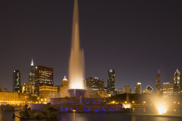 USA, Illinois, Chicago, Millennium Park mit Buckingham-Brunnen bei Nacht - FOF007088