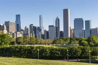 USA, Illinois, Chicago, Millennium Park und Skyline - FOF007089