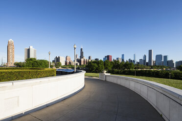 USA, Illinois, Chicago, Millennium Park and skyline - FOF007090