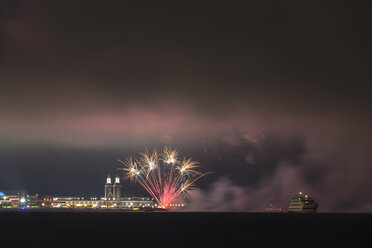 USA, Illinois, Chicago, Feuerwerk am Navy Pier am Michigansee - FO007168