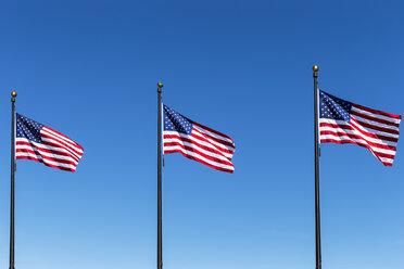 Drei amerikanische Flaggen vor blauem Himmel - FOF007136