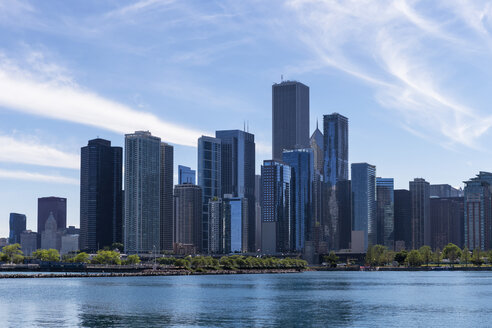 USA, Illinois, Chicago, Skyline vom Navy Pier am Michigansee aus gesehen - FOF007137