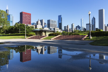 USA, Illinois, Chicago, Millennium Park and skyline - FOF007096