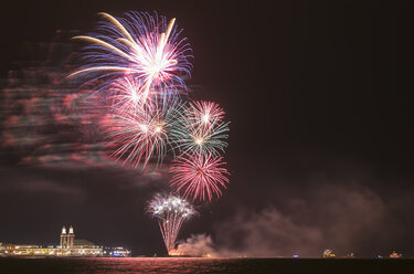 USA, Illinois, Chicago, fireworks at Navy Pier at Lake Michigan - FOF007138