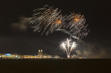 USA, Illinois, Chicago, Feuerwerk am Navy Pier am Michigansee - FO007139