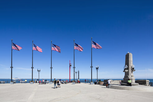 USA, Illinois, Chicago, Flaggen am Navy Pier am Michigansee - FOF007142