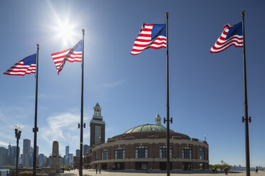 USA, Illinois, Chicago, Flaggen am Navy Pier am Michigansee - FOF007143