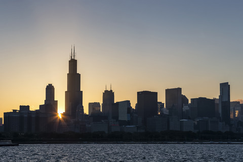 USA, Illinois, Chicago, Skyline, Willis Tower und Michigansee bei Sonnenuntergang, lizenzfreies Stockfoto