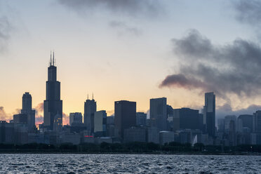 USA, Illinois, Chicago, Skyline, Willis Tower und Michigansee im Abendlicht - FOF007212