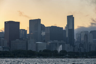 USA, Illinois, Chicago, Skyline und Michigansee im Abendlicht - FOF007213