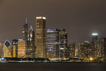 USA, Illinois, Chicago, Skyline und Michigansee bei Nacht - FOF007222