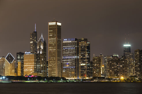 USA, Illinois, Chicago, Skyline and Lake Michigan at night - FOF007222