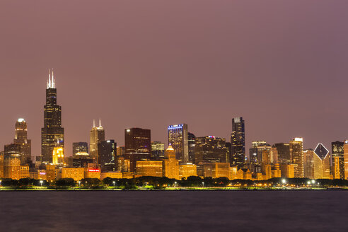 USA, Illinois, Chicago, Skyline and Lake Michigan at night - FOF007223