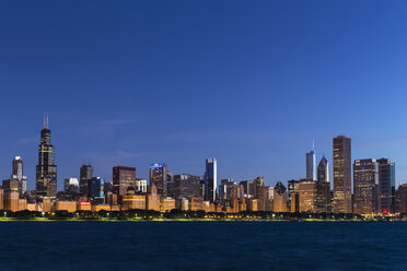 USA, Illinois, Chicago, Skyline, Willis Tower and Lake Michigan, Blue hour - FOF007234