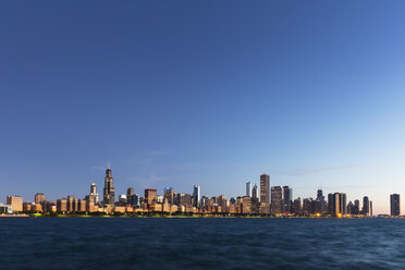 USA, Illinois, Chicago, Skyline, Willis Tower und Michigansee, Blaue Stunde - FOF007235