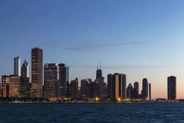 USA, Illinois, Chicago, Skyline und Michigansee im Abendlicht - FOF007236