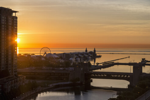 USA, Illinois, Chicago, Michigansee, Navy Pier in den Abendstunden - FOF006933