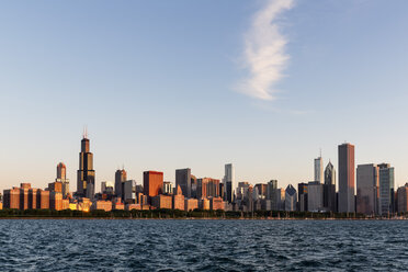 USA, Illinois, Chicago, Skyline, Willis Tower und Michigansee - FOF007238