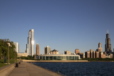 USA, Illinois, Chicago, Skyline, Shedd Aquarium and Lake Michigan - FOF007239