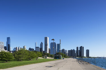 USA, Illinois, Chicago, Waterfront promenade with skyline - FOF006887