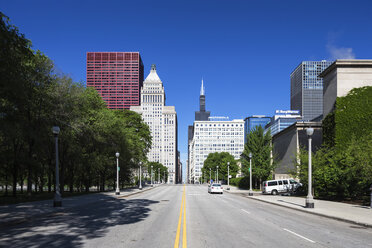 USA, Illinois, Chicago, Wolkenkratzer mit Willis Tower - FOF007147