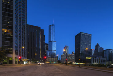 USA, Illinois, Chicago, Wolkenkratzer mit Trump Tower im Stadtzentrum bei Nacht - FOF007150