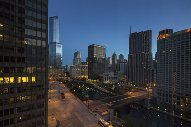 USA, Illinois, Chicago, Wolkenkratzer mit Trump Tower und Chicago River bei Nacht - FOF007151