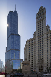 USA, Illinois, Chicago, Trump Tower und Wrigley-Gebäude - FOF007153