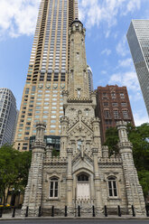 USA, Illinois, Chicago, historischer Wasserturm vor dem John Hancock Center - FO007162